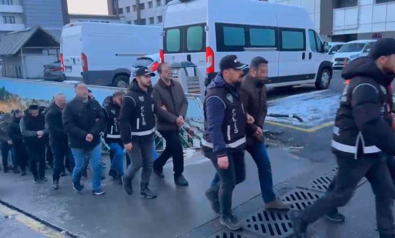 İstanbul’da ‘Kıskaç-40’ operasyonunda yakalanan 20 şüpheli adliyeye sevk edildi 1 istanbulda kiskac 40 operasyonunda yakalanan 20 supheli adliyeye sevk edildi 8b09ab35c60a |