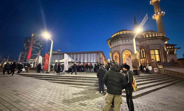 istanbulun sembol camilerinde vatandaslara salep ve kandil simidi ikrami d6fde5c2b7d5 |