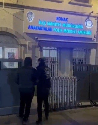 izmirde haklarinda kesinlesmis hapis cezasi bulunan 2 sahis yakalandi b557383a0162 |