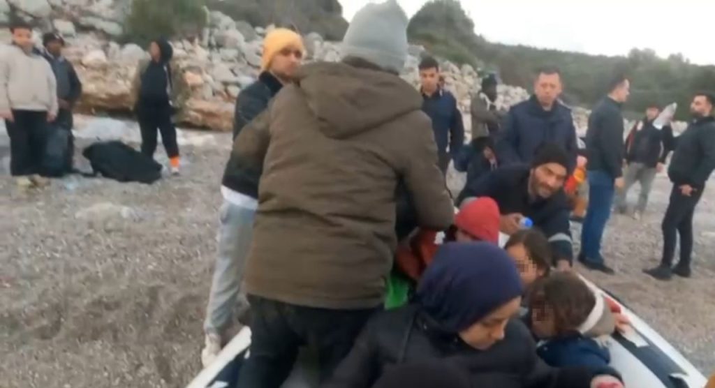 izmirde karada tespit edilen 62 duzensiz gocmen yakalandi a9437eea7935 |