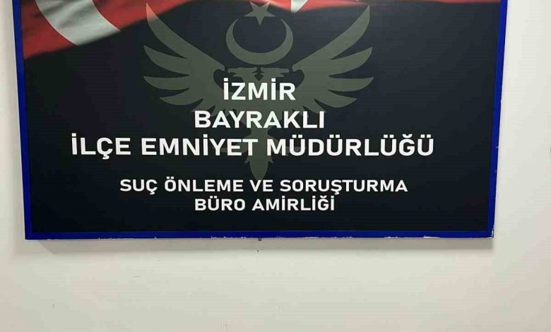 izmirde uyusturucu taciri 15 binin uzerinde hapla yakalandi bc43263f71b9 |