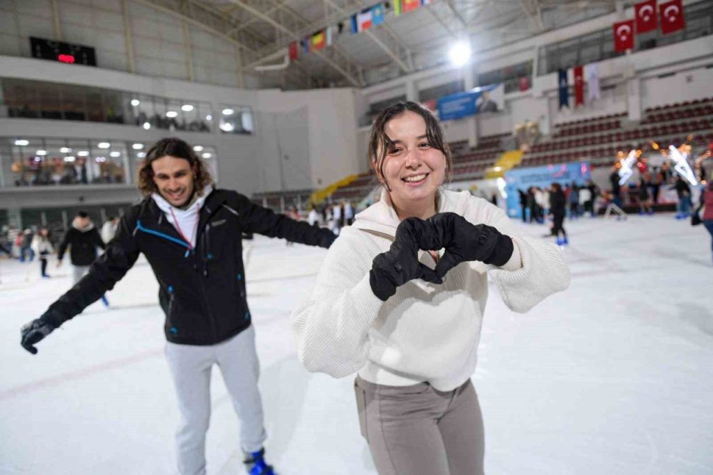 izmirliler buz pistinde sevgililer gununu kutladi 192562dd916a |