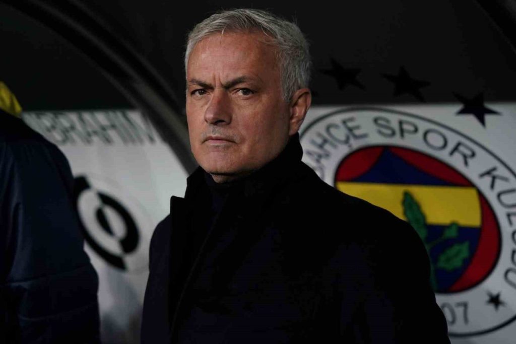 jose mourinho 3 derbisinde ilk pesinde 66e9138e4652 |