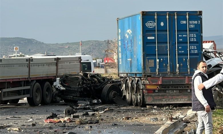 Karşı şeride geçen tır üç araca çarptı: 1 ölü, 1 yaralı 1 karsi seride gecen tir uc araca carpti 1 olu 1 yarali 8e0e49c55fc2 |