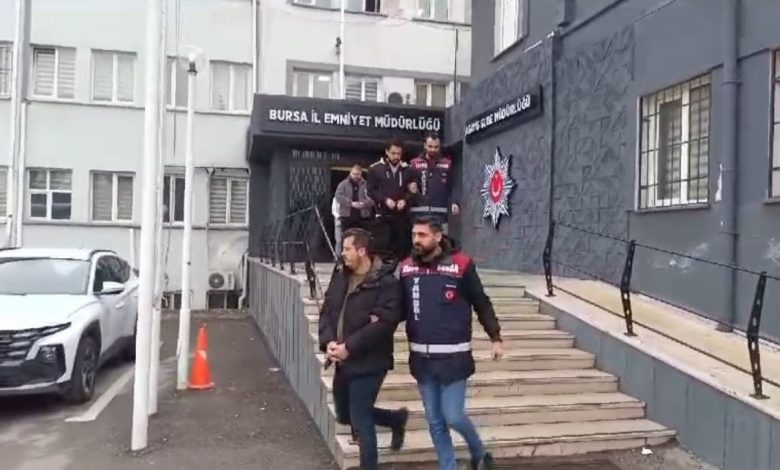kendilerini banka calisani olarak tanitip 18 kisiden 25 milyon lira dolandirdilar 290a6d838745 |