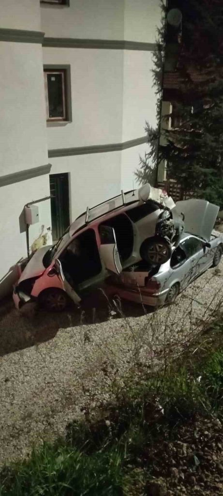 kontrolden cikan otomobil park halindeki aracin uzerine uctu 1 yarali 4a760d235e32 |