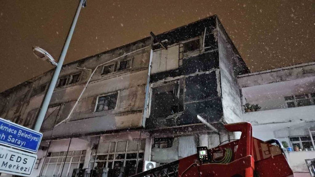 kucukcekmecede mobilya atolyesindeki yangin sonduruldu d33024631093 |