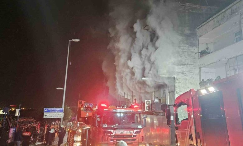 kucukcekmecede mobilya deposundaki yangin 2 binaya sicradi mahsur kalan 6 kisi kurtarildi 4abc55bf2739 |