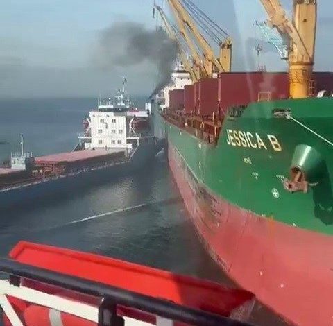 Limandan çıkan gemi, başka bir gemiye çarptı... O anlar kamerada 1 limandan cikan gemi baska bir gemiye carpti o anlar kamerada 58119860024c |