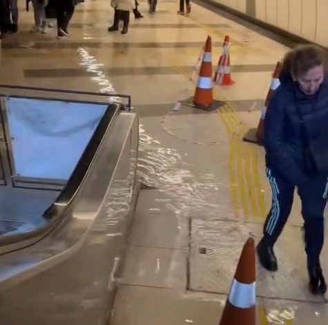 Metrobüs alt geçidini su bastı vatandaşlar mahsur kaldı 1 metrobus alt gecidini su basti vatandaslar mahsur kaldi 244da3ca26d3 |