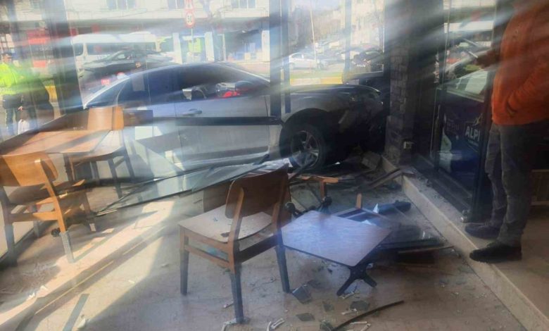 Polis uygulamasından kaçan araç pastaneye daldı, içinden 50 bin dolar ve silah çıktı 1 polis uygulamasindan kacan arac pastaneye daldi icinden 50 bin dolar ve silah cikti 82ec01037db0 |