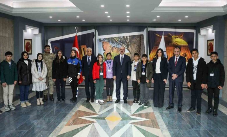 sirnakli ogrenciler canakkale valisi omer toramani ziyaret etti 70712a2 |