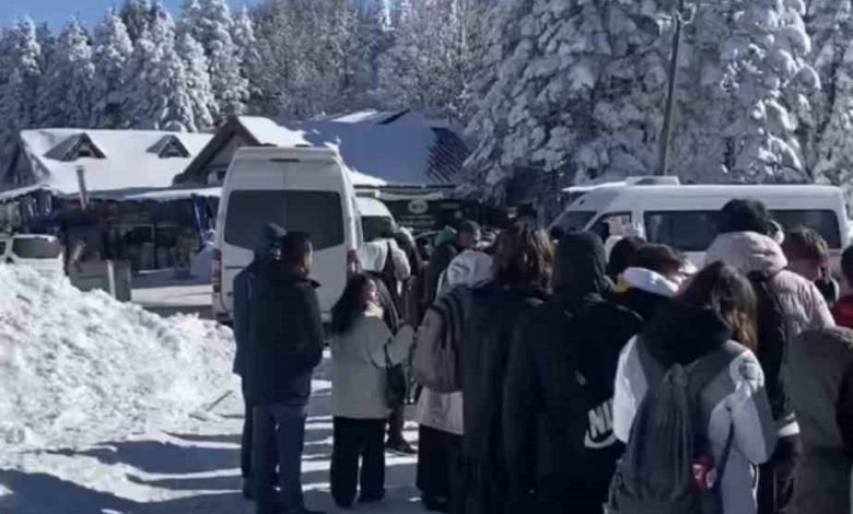 Teleferik gelmedi, vatandaşlar metrelerce kuyruk oluşturdu 1 teleferik gelmedi vatandaslar metrelerce kuyruk olusturdu cd5de2723ce1 |