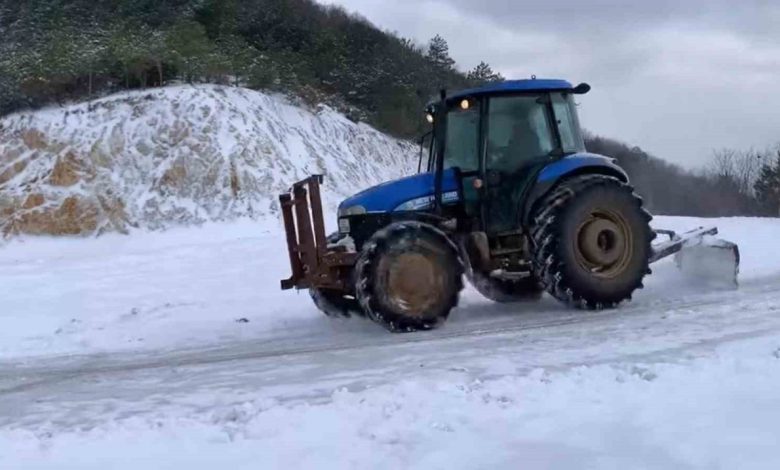 Traktör ile karda kapanan köy yollarını açıyor 1 traktor ile karda kapanan koy yollarini aciyor 6abe017b5b15 |