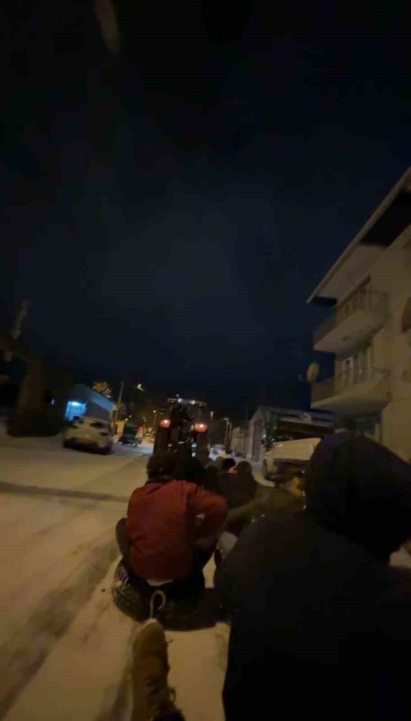 traktorun arkasina lastik baglayarak kilometrelerce eglendiler ee428e940cb8 |