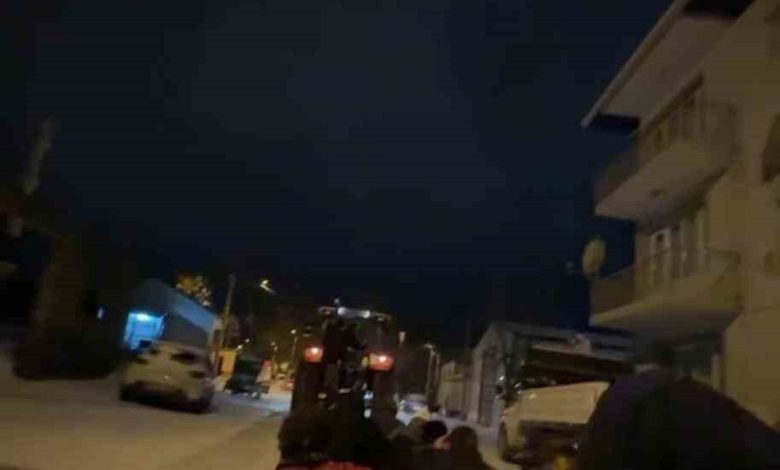 traktorun arkasina lastik baglayarak kilometrelerce eglendiler ee428e940cb8 |