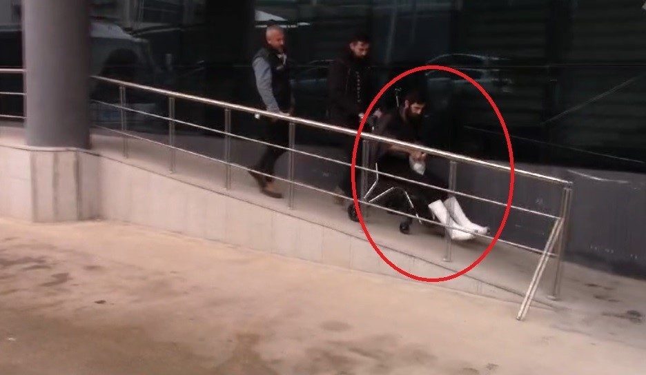 uctu uctu torbaci uctu polisten kacmak icin 3 katin penceresinden atlayan torbaci 2 ayagini birden kirdi a8b7cd9bcc08 |