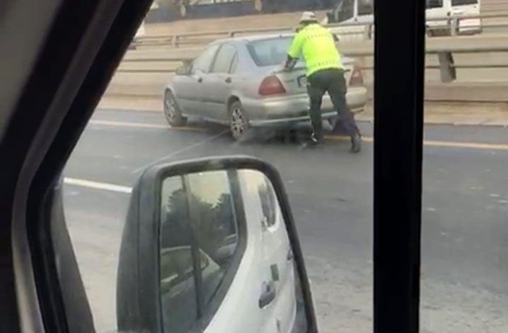 yardimsever polis arizalanan aracin arkasina gecerek yol kenarina itti 107267df4d13 |