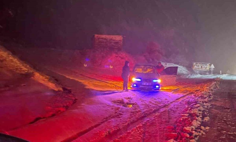 yenice can yolunda kar yagisi nedeniyle araclar guclukle ilerliyor eeb913d63f10 |