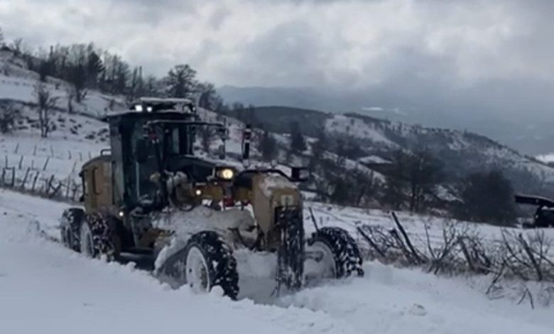 Yenice’de kardan kapanan 20 köy yolu ulaşıma açıldı 1 yenicede kardan kapanan 20 koy yolu ulasima acildi 65b2650bd85e e1740069119384 |
