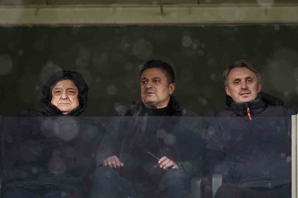 yilmaz vural bulent uygun ve orhan ak umraniyespor sakaryaspor macini takip etti a849106598b5 |