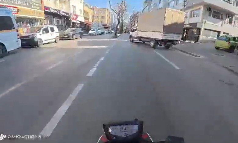 yola cikan kamyonete carpmamak icin manevra yapti ters yone girip otobuse carpti 58d4d5aa8c20 |