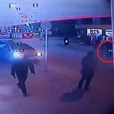 yola kacan topunu almak isteyen cocuga arac carpti o anlar kamerada 9981c512f4af |