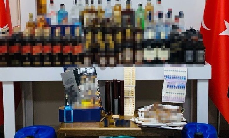 zeytinburnunda depoya sahte alkol baskini 155 sise sahte alkol ve 190 litre etil alkol ele gecirildi 222d9b6c32a1 |