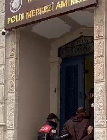 28 yil hapis cezasiyla aranan dolandirici izmirde yakalandi b5bf9fe833dd |