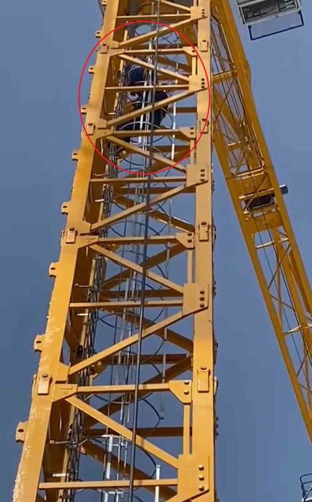 50 metrelik kule vincte hayat kurtaran operasyon kamerada 97aa326b65a3 |