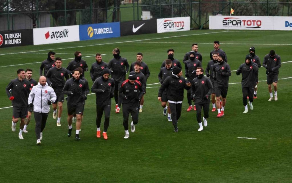 a milli takim saganak yagmur altinda calisti 2d98e276cf04 |