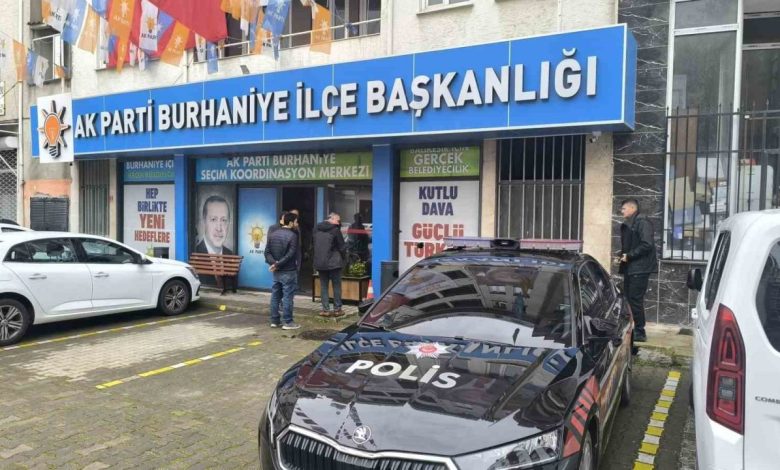 AK Parti Burhaniye İlçe Başkanlığına taşlı saldırı 1 ak parti burhaniye ilce baskanligina tasli saldiri d6e478b404bd |