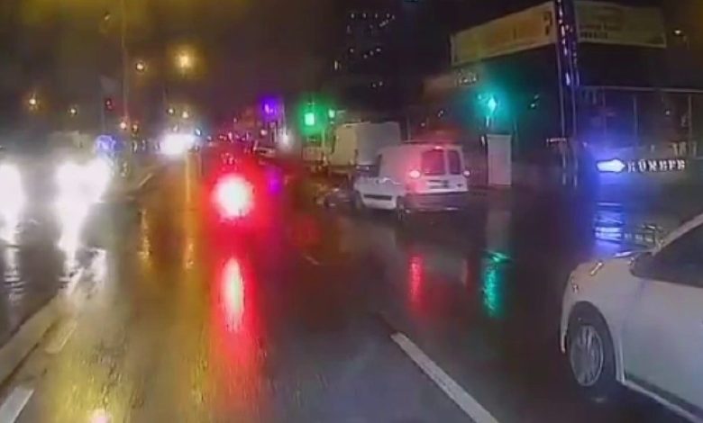 Ataşehir’de aracın 2 yayaya çarptığı an kamerada 1 atasehirde aracin 2 yayaya carptigi an kamerada 4094e896c171 |