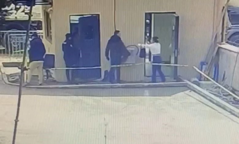 Ataşehir’de polis merkezinde arbede: Kadın şahıs polis memuruna saldırdı 1 atasehirde polis merkezinde arbede kadin sahis polis memuruna saldirdi 243099f3ce27 |