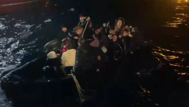 ayvalik aciklarinda 32 duzensiz gocmen yakalandi 2b1b24a50075 |