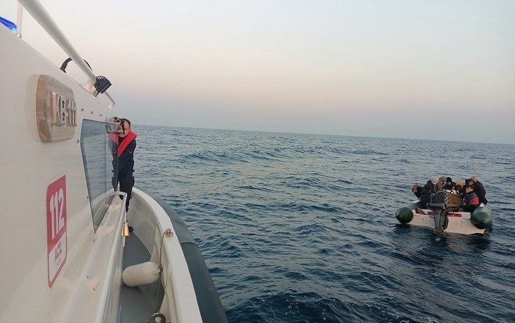 ayvalikta sahil guvenlik 18 duzensiz gocmen yakaladi 00d6f49af5a9 |