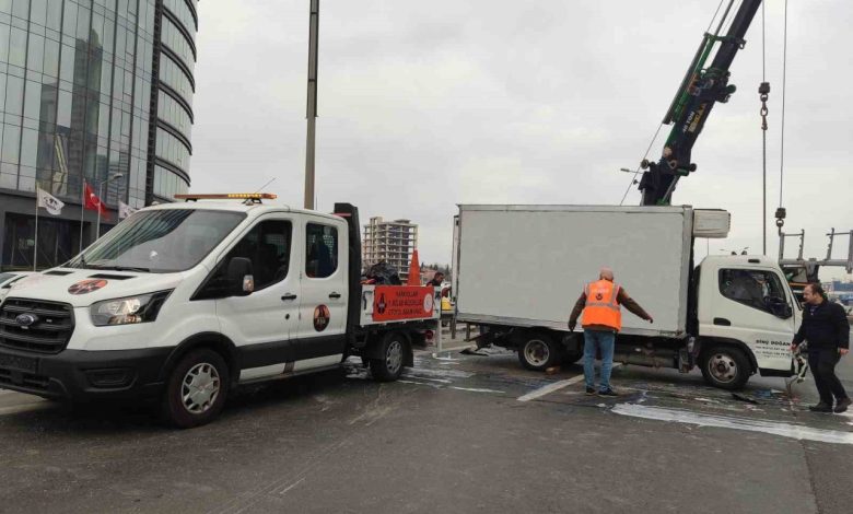 bagcilarda sut urunleri yuklu kamyonet yan yatti surucu kazayi ucuz atlatti 0ea2ecc48ecd |