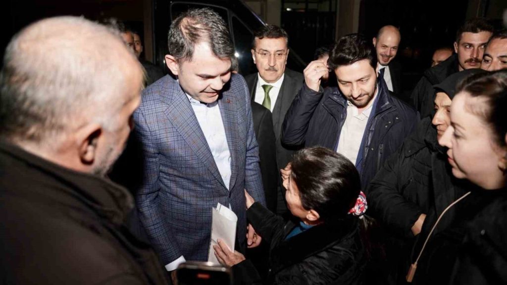 bakan kurum depremde ailesini kaybeden malatyali omer gurbuzu ziyaret etti 00465f1b027b |