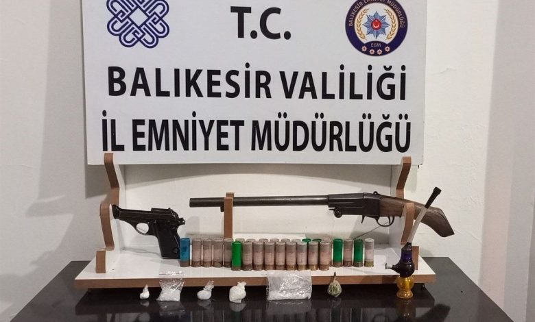Balıkesir’de cinayet ve uyuşturucu suçlarından aranan şahıs yakalandı 1 balikesirde cinayet ve uyusturucu suclarindan aranan sahis yakalandi 614c5f2ada63 |