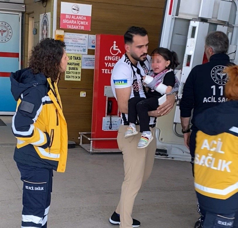 balkondan dusen cocuk agir yaralandi b8a31e6dbd45 |