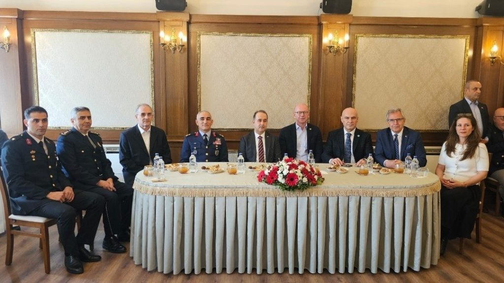 bandirma protokolu bayramda bir araya geldi 09360b55f780 |