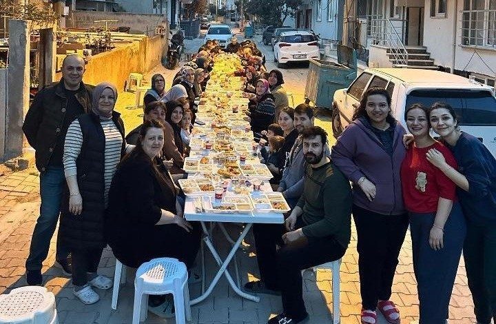 bandirmada geleneksel mahalle iftari duzenlendi 608b68dfe36d |