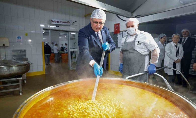Başkan Tugay aşevinde yemek hazırlığına katıldı 1 baskan tugay asevinde yemek hazirligina katildi 143efe442a7d |