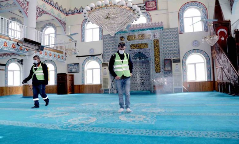 bayraklida camiler dezenfekte ediliyor 26127f3a52e8 |