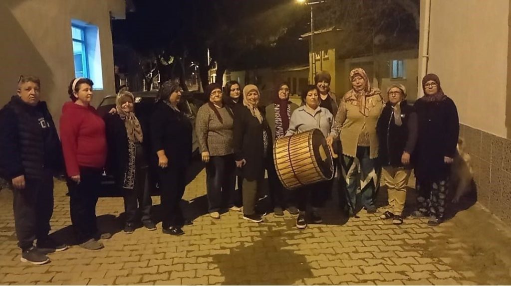 bergamada vatandaslari kadin davulcular sahura kaldiriyor 496d4895799e |