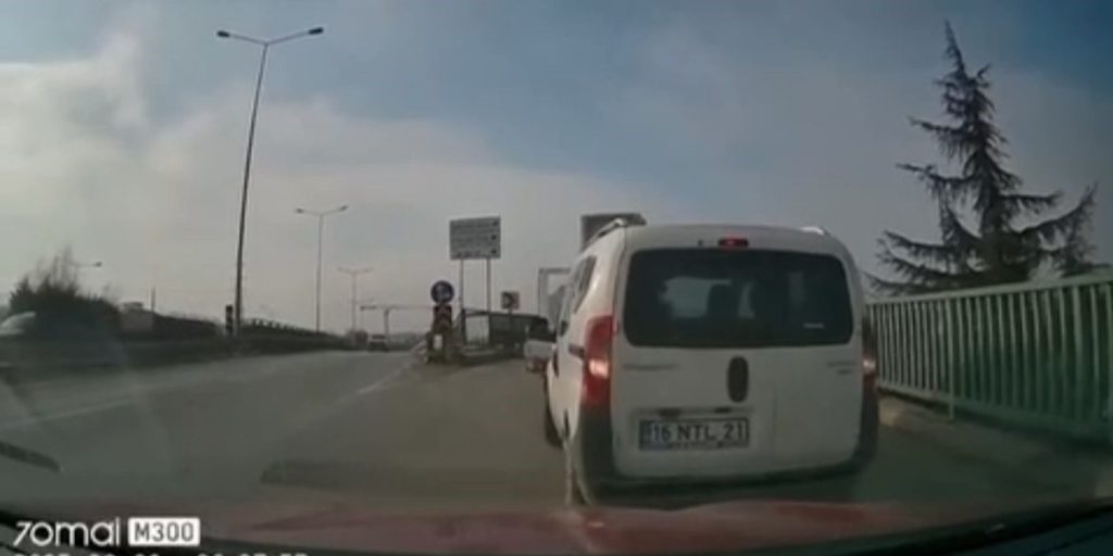 bir anda geri manevra yapti korku dolu anlar kameraya yansidi 798a21e9fc5a |