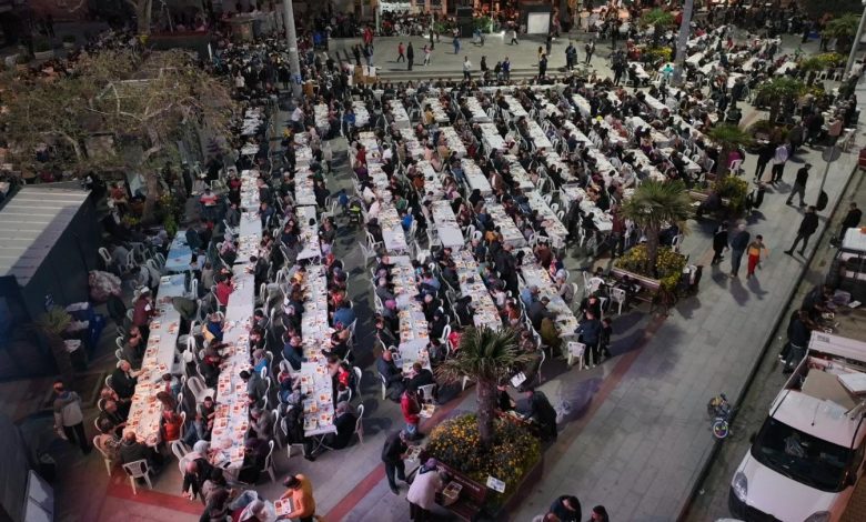 Kadir Gecesi İftarında Burhaniyeliler Cumhuriyet Meydanı’nda buluştu 1 burhaniye buyuk iftar |