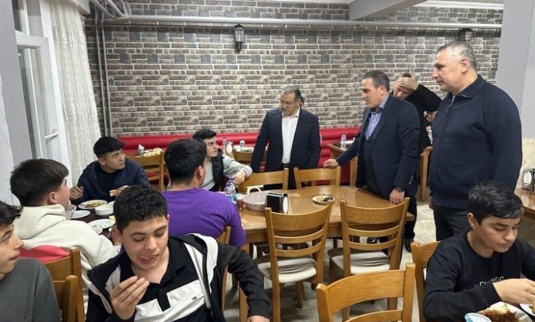 Burhaniye’ de Kaymakam Memiş öğrencilerle iftar yaptı 1 burhaniye de kaymakam memis ogrencilerle iftar yapti f17f9af77f24 |