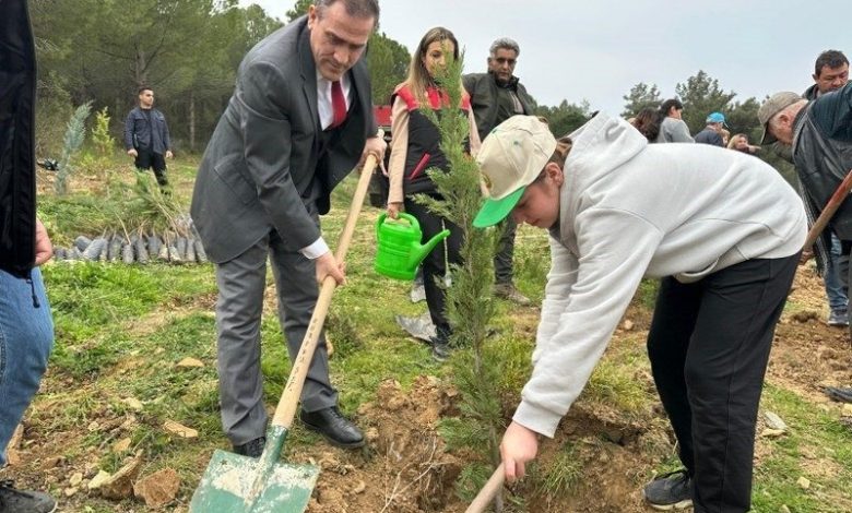burhaniyede kaymakam memis ogrencilerle fidan dikimi yapti c3e41b360b14 |