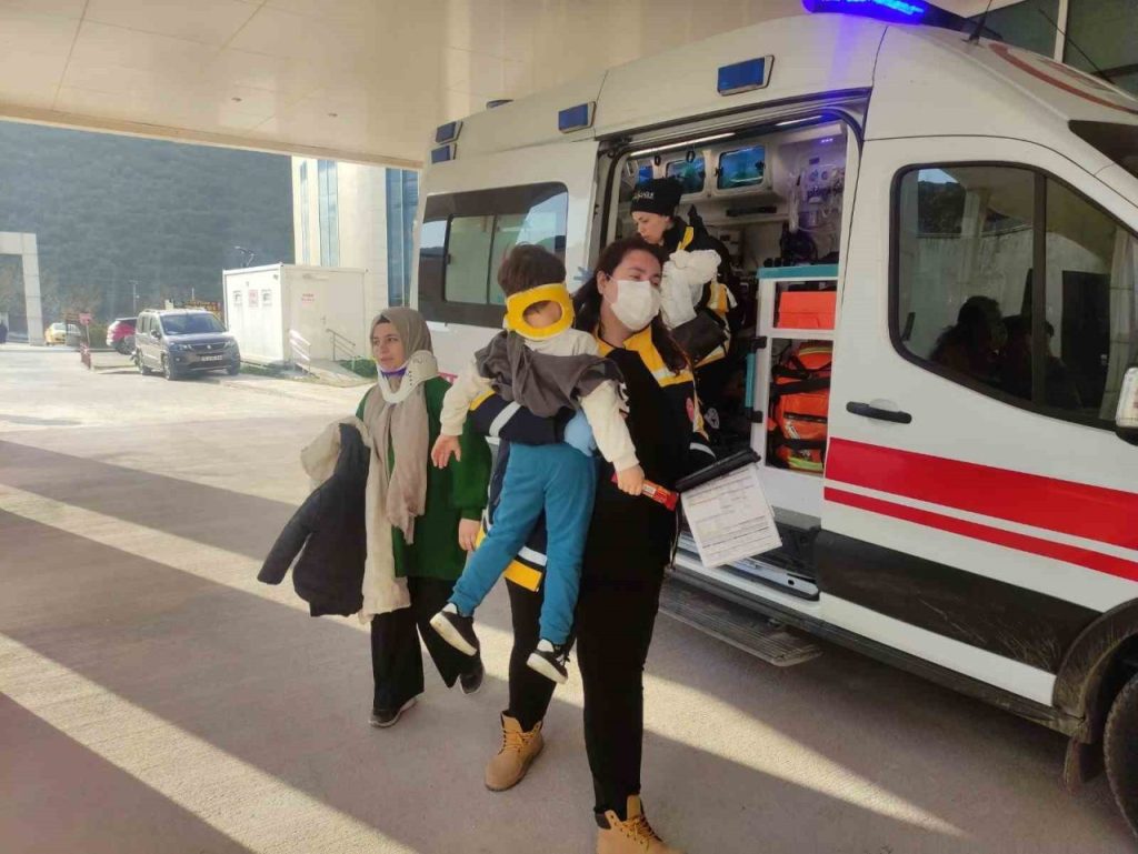 bursada hafif ticari arac ile otomobil carpisti 5 yarali c23016194468 |